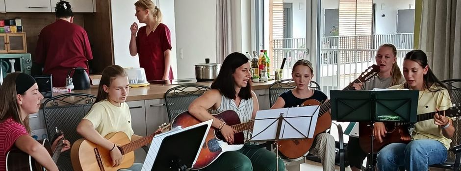 Gitarrengruppe musiziert der Senioren WG