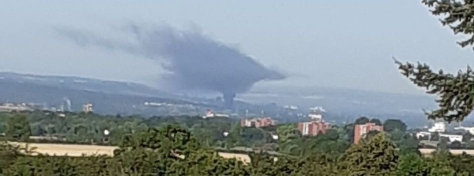 Großbrand: Rauchsäule auch in Wiesbaden zu sehen