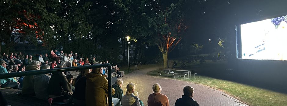🎬🍿 Gelungene Premiere des Sommerkinos im Bürgerpark Emstek – trotz wechselhafter Wetterbedingungen! 🌦️
