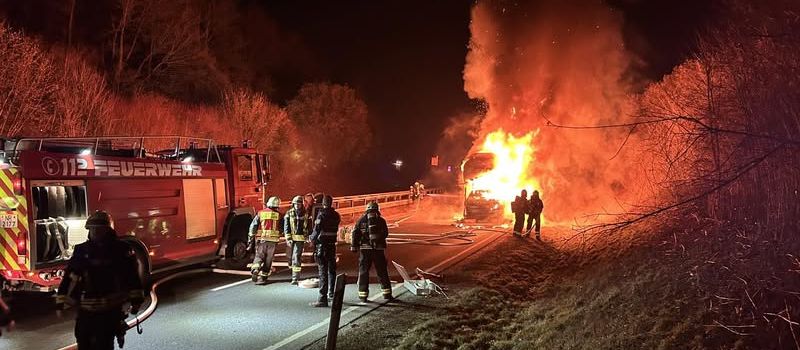 Autotransporter in Vollbrand: B256 bei Neuwied komplett gesperrt