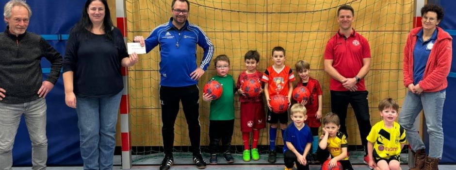 Bambini-Fußballer erhalten Spende vom Max & Moritz Basar