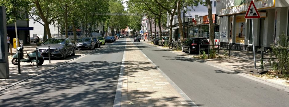 Wofür ist der Mittelstreifen in der Großen Langgasse?