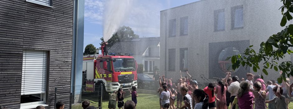 Feuerwehr sorgt für Abkühlung und pure Begeisterung an der Grundschule Lotte