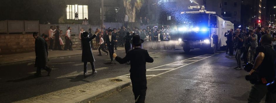 Tausende ultraorthodoxe Juden protestieren gegen Wehrpflicht