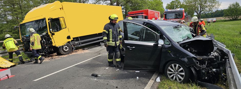 Feuerwehr befreit eingeklemmte Person mit hydraulischem Rettungsgerät