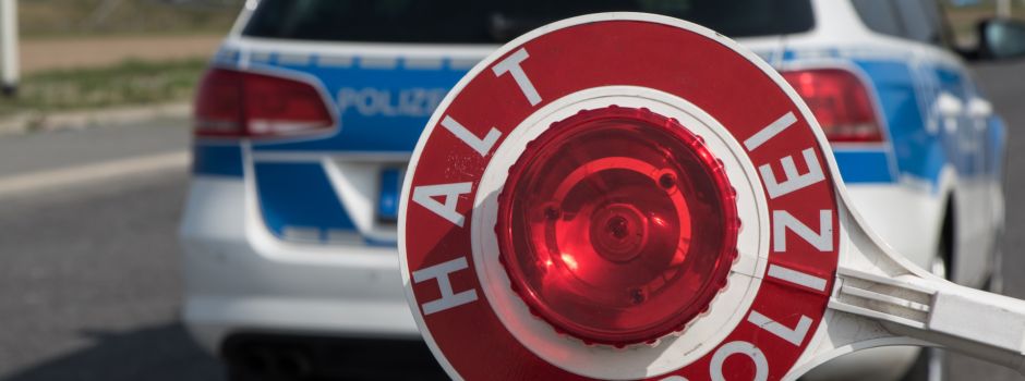 Ohne Fahrerlaubnis unterwegs – und zur Festnahme ausgeschrieben