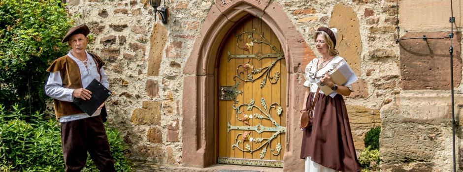 Die erste Kostümstadtführung mit Hans und Anna in Neustadt (Hessen) war ein voller Erfolg