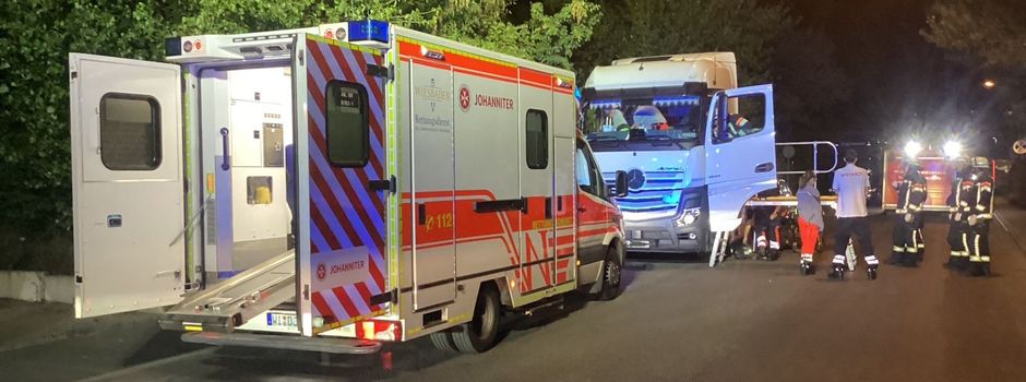 Mann in Wiesbaden aus Lkw-Fahrerkabine gerettet