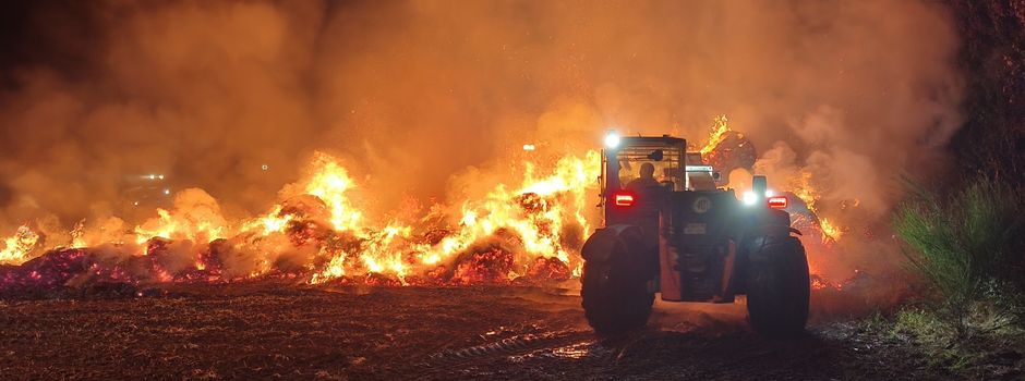 Strohmiete durch Feuer zerstört