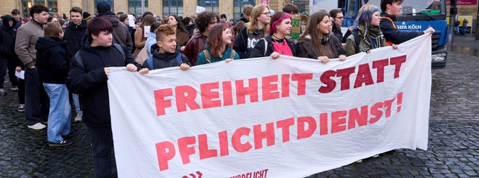 „Freiheit statt Pflichtdienst“: Schülerstreik in Koblenz gegen Wehrpflicht