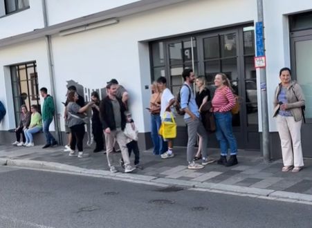 Lange Schlange vor Wormser Metzgerei erwartet – das ist der Grund