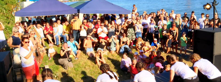 Rheinuferfest im Sonnenschein: Neustart mit Karneval, Zauberer und Feuerwerk