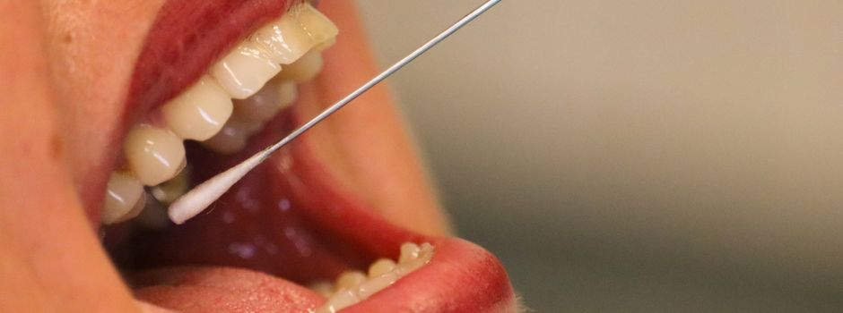 Omikron: Ist ein Corona Schnelltest im Mund sicherer als in der Nase?
