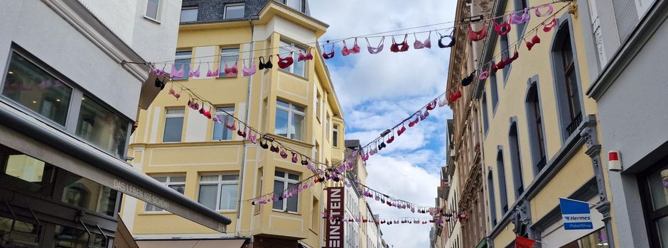 Warum plötzlich in Koblenz überall BHs hängen