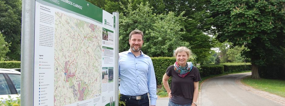 Übersichtsplan zum Wandern steht nahe der Klosteranlage in Herzbrock: Tafel zeigt Prälatenweg und Rundwege