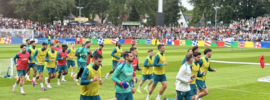 Tausende Fans feiern die portugiesische Fußball-Nationalmannschaft im Gütersloher Heidewald