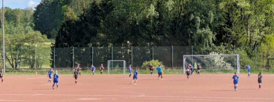Sportschau am Sonntag: Hellenhahner Damen-Fußballmannschaft dominiert gegen Wienau