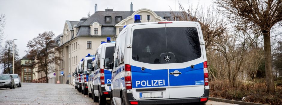 Jugendliche prügeln bei Kerb auf Erwachsene ein