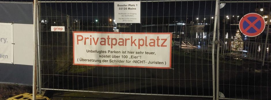 „Für -NICHT- Juristen“: Was es mit dem kuriosen Banner am Zollhafen auf sich hat