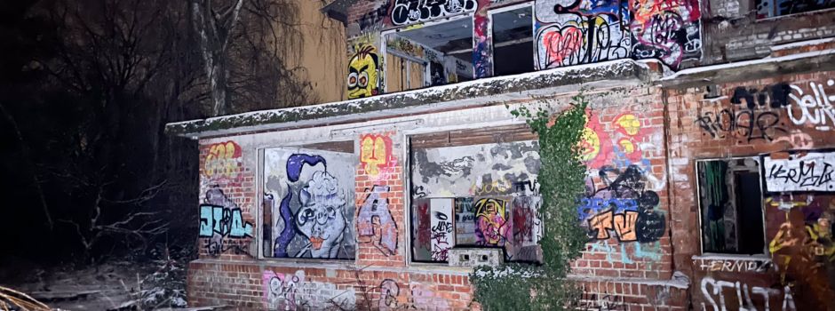 Schwer verletzt: Jugendlicher stürzt in Wiesbaden sechs Meter in die Tiefe