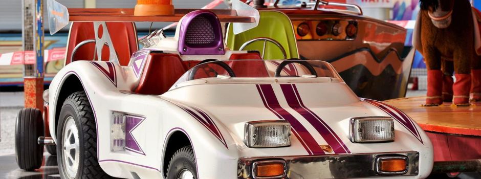 81-Jähriger fährt mit Auto über Kerb