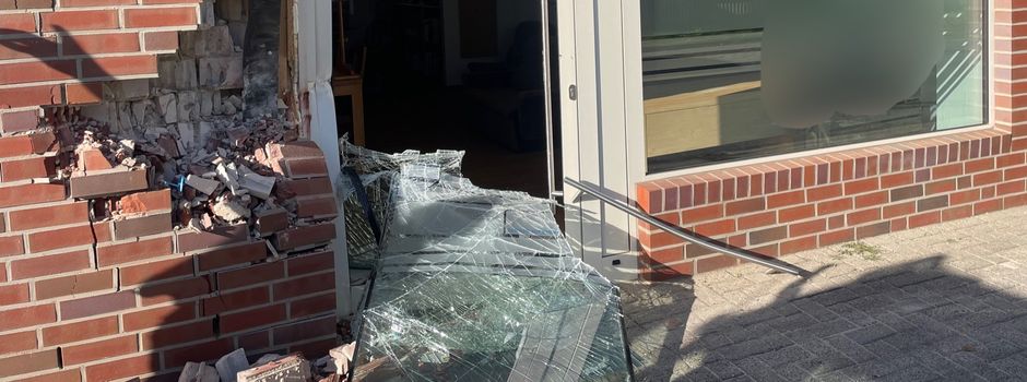 Radlader fährt in Seilerstraße in Soltau gegen Mauer