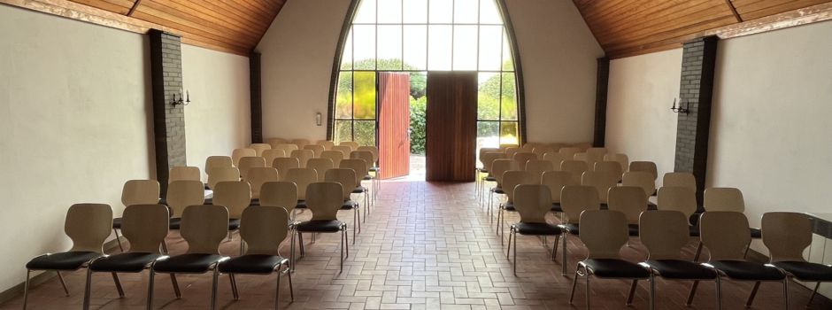 Neue Stühle für die Friedhofskapelle Linderte
