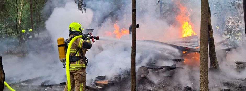 Jagdhütte in Flammen – Feuerwehrleute können Waldbrand verhindern