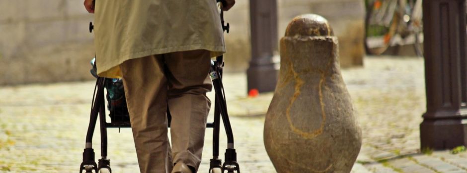 Frau (76) rammt mit Rollator mehrmals Auto in Mainz