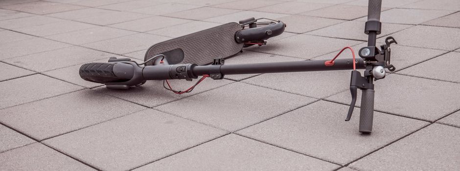 Mädchen auf E-Scooter angefahren: Polizei sucht Autofahrer und Zeugen