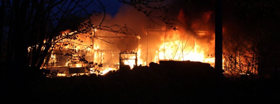 Carportbrand greift auf Wohnhaus über