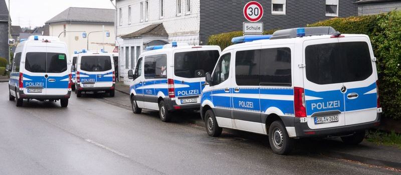 Dreifachmord in Weitefeld: Täter weiter auf der Flucht