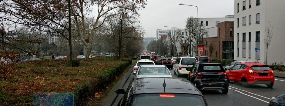 Autofahrer genervt: Salzbachtalbrücke offen, aber weiter Stau in Wiesbaden