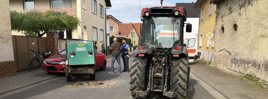 Traktor-Unfall: Anhänger löst sich und prallt in Auto