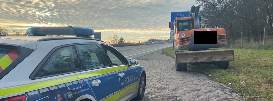 Großer Bagger auf A6 bei Grünstadt unterwegs
