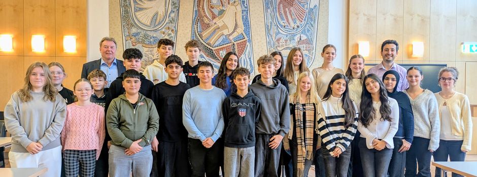 Fragestunde im Rathaus: Schülerinnen und Schüler im Gespräch mit Bürgermeister Olaf Schulze