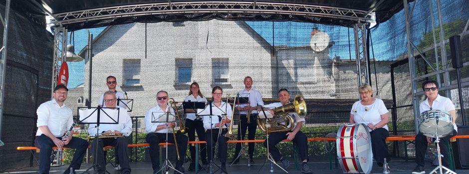 Musikzug Thür und Schützenkapelle Mendig spielen zusammen auf der Thürer Kirmes 2025