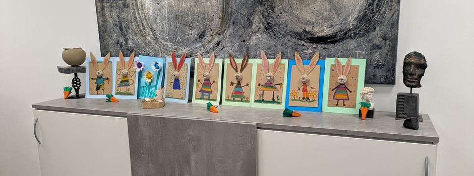 Kinder gestalten das Rathaus in Epfenbach österlich 🐣🌷