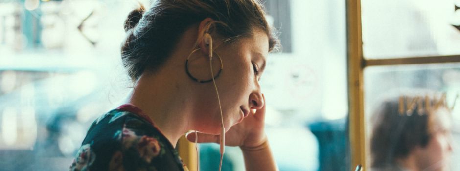 5 mitreißende Podcasts, die ihr unbedingt hören müsst