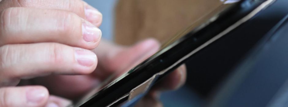 Studenten zeigen Oma und Opa in Worms, wie Smartphones funktionieren