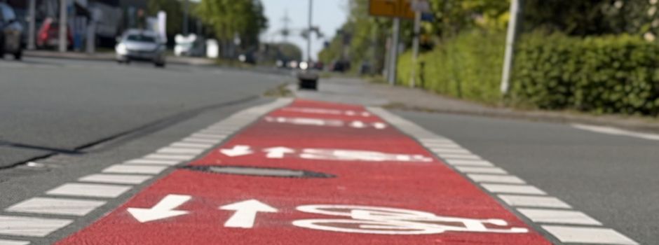 Neue Markierungen auf der B 64: Rote Überwege erhöhen Sicherheit für Radverkehr