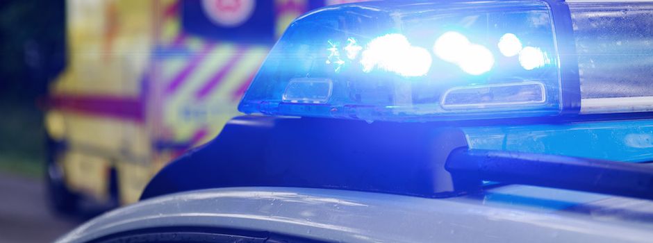 Autofahrer prallt gegen geparktes Fahrzeug – zwei Verletzte