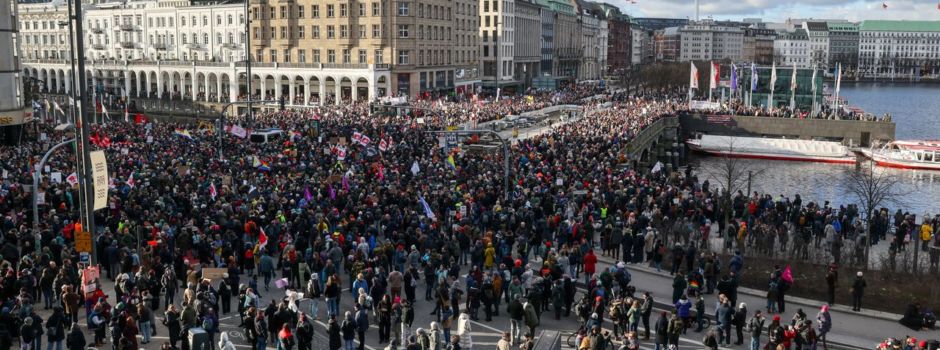 Zehntausende protestieren gegen Union und AfD