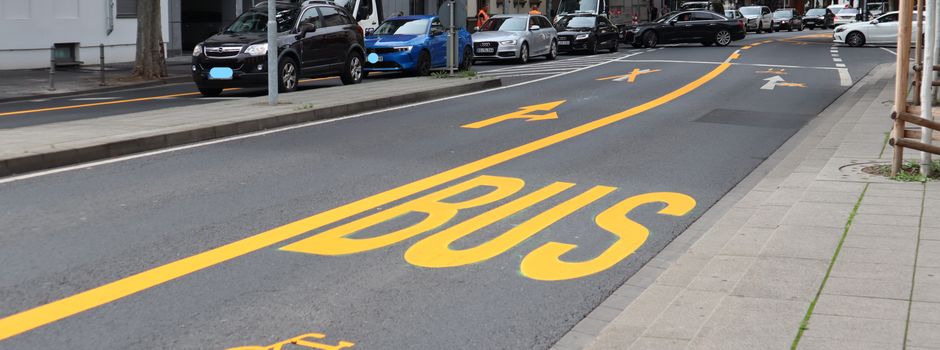 Heftige Kritik an neuer Busspur in Rheinstraße