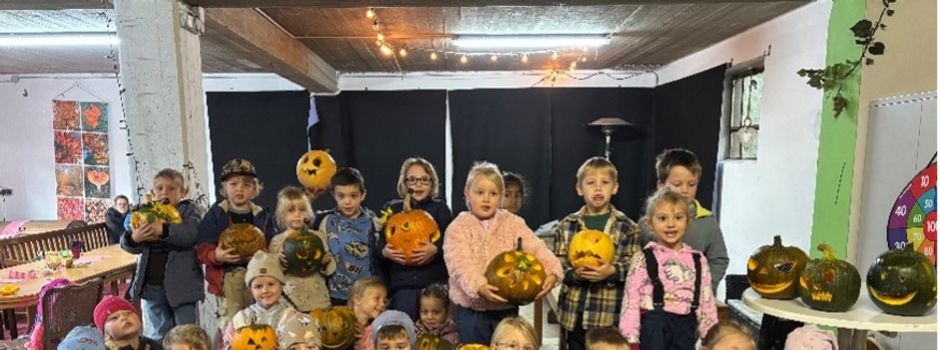 Kürbisse schnitzen: Schulkinder erleben kreativen Herbstvormittag