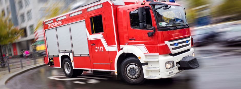Feuerwehr muss Frau aus Haus retten