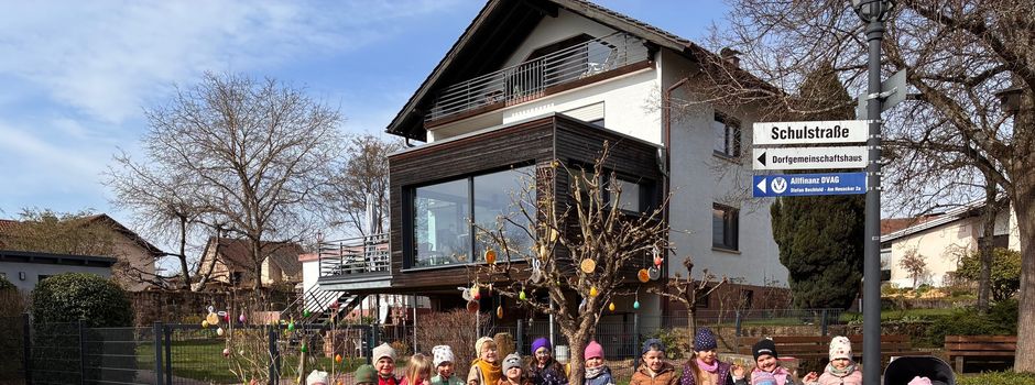 Osterdeko am Dorfplatz in Robern durch den Kommunalen Kindergarten „Arche Noah“ 