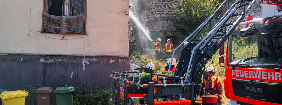Nahe A3 im Westerwald: Feuerwehr kämpft gegen Vollbrand