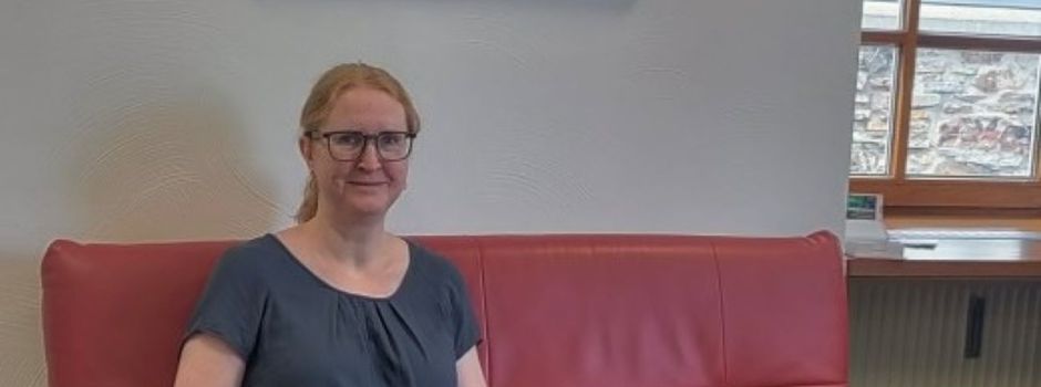 Zwischen Aquarell und Abstraktion – Neue Kunstausstellung in der Stadtbücherei Hachenburg 