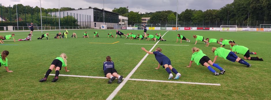 38 fußballbegeisterte Spielerinnen beim Mädchenfußballcamp